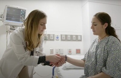 Кодирование Аквилонг в Ачинске Врач держит пациентку за руку