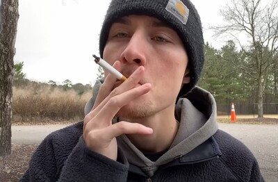 Лечение зависимости от табакокурения в Ачинске Мужчина с сигаретой делает затяжку