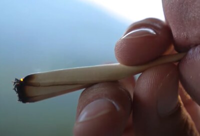 Причины для лечения зависимости Мужчина с сигаретой в руке делает затяжку