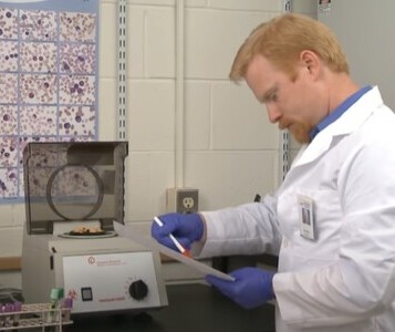 Клиника лечения наркозависимости в Ачинске Врач в кабинете клиники