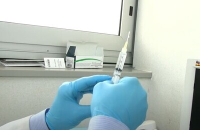 Проведение кодирования Вивитролом в Ачинске Шприц с Вивитролом в руках у врача